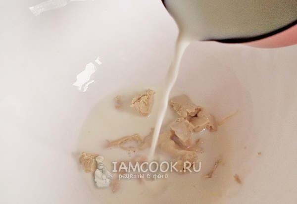 Смешать дрожжи с молоком