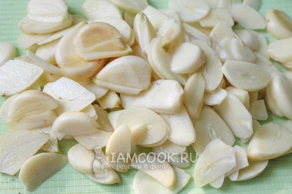 Порезать чеснок