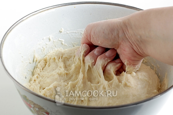 Всыпать муку и замесить тесто