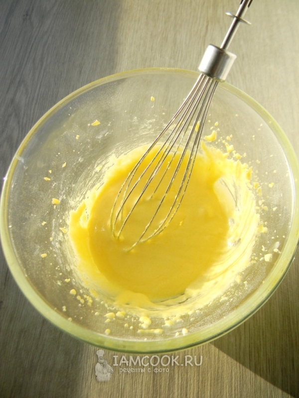 Взбить желтки с сахарной пудрой