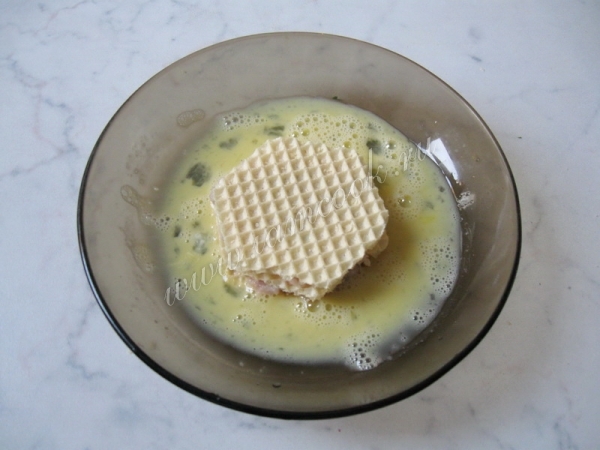 Обмакнуть котлеты в яйце