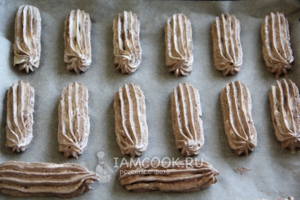 Выложить белковую массу на противень