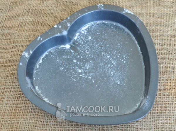 Присыпать форму мукой