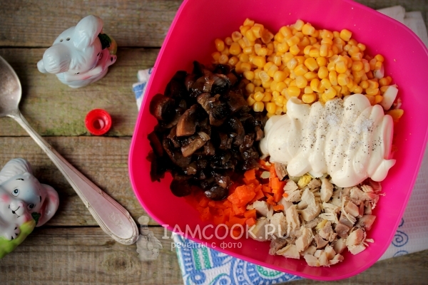 Положить майонез, соль и перец