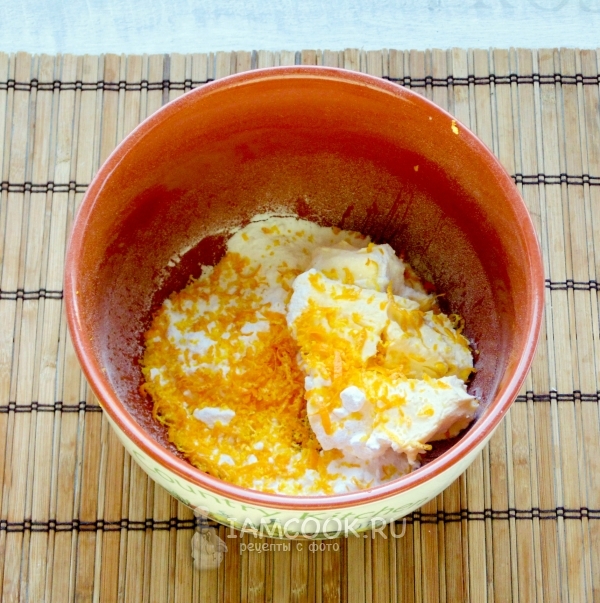 Смешать масло, сахарную пудру и цедру