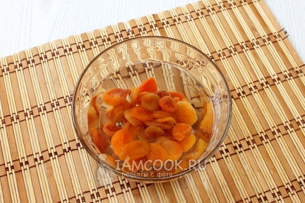 Замочить курагу в воде