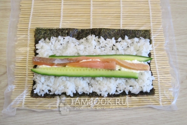 Рис, рыба и огурец на нори