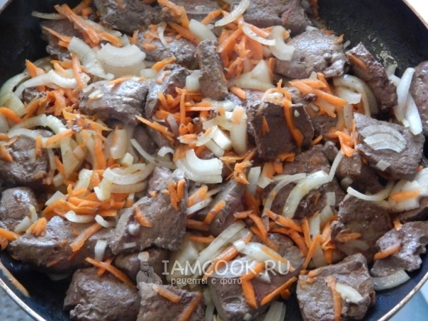 Положить лук с морковью