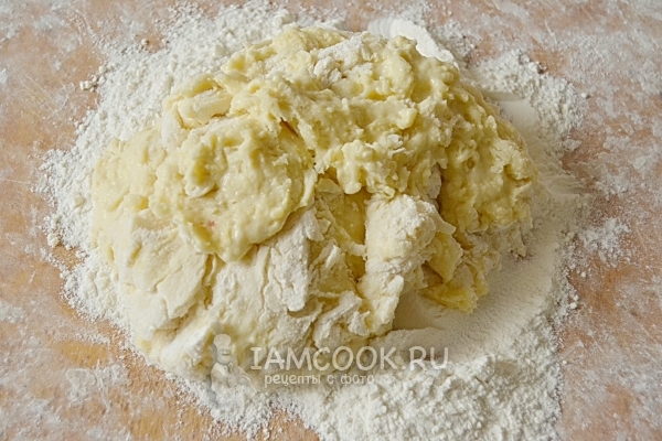 Положить комок теста на стол посыпанный мукой