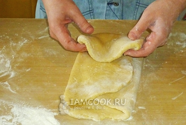 Сложить тесто конвертом