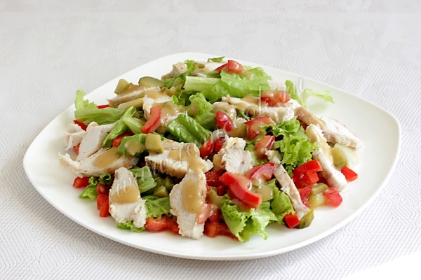 Салат с курицей и овощами