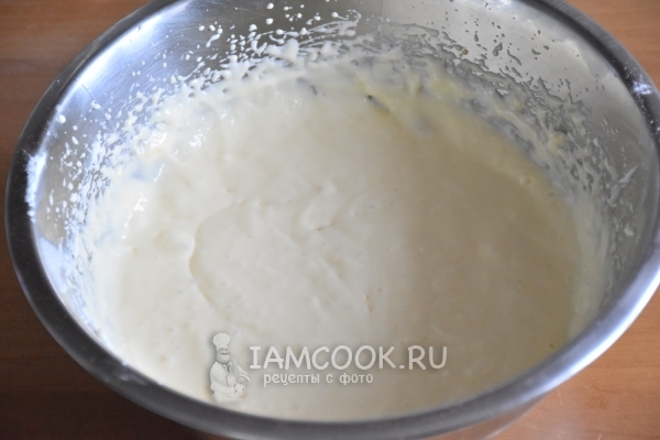 Добавить яйца и взбить