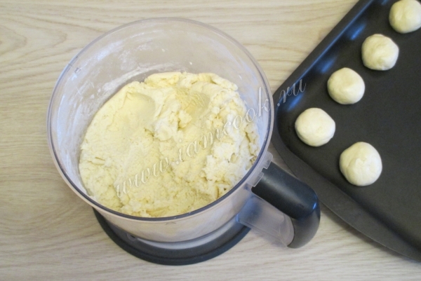 Сформировать заготовки для печенья на сгущенке