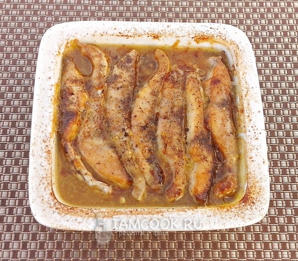 Готовый сазан, запеченный в маринаде