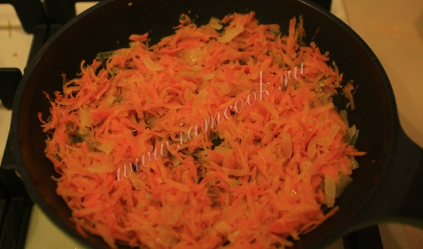 обжаренная морковка с луком для картофельного супа
