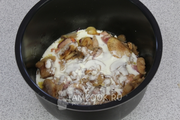 Влить воду и сметану