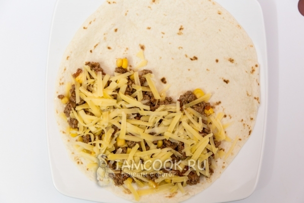 Посыпать фарш сыром