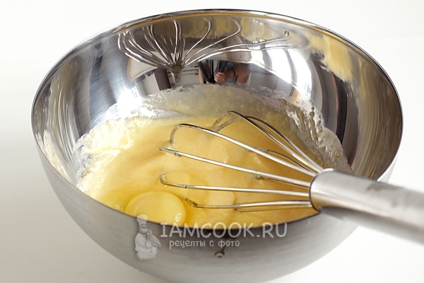 Добавили яйца и сахар