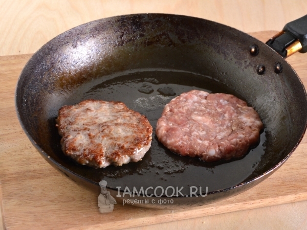 Обжариваем котлеты