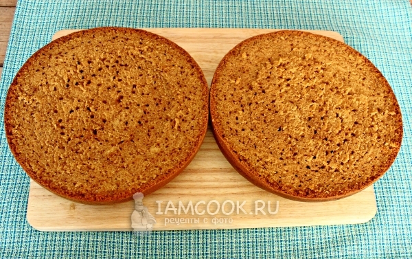 Разрезать пирог на два коржа