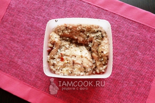 Положить мясо в контейнер