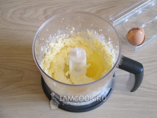 Растереть масло с сахаром