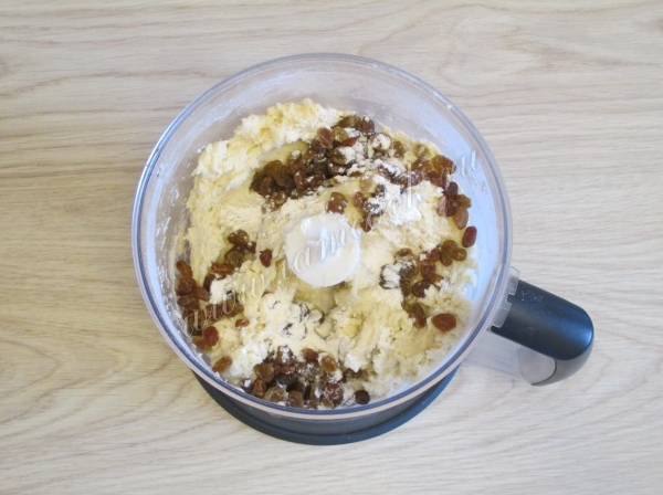 Добавить изюм