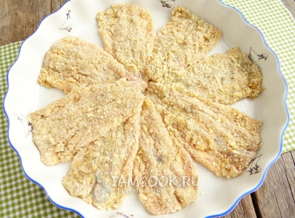 Положить рыбу в форму