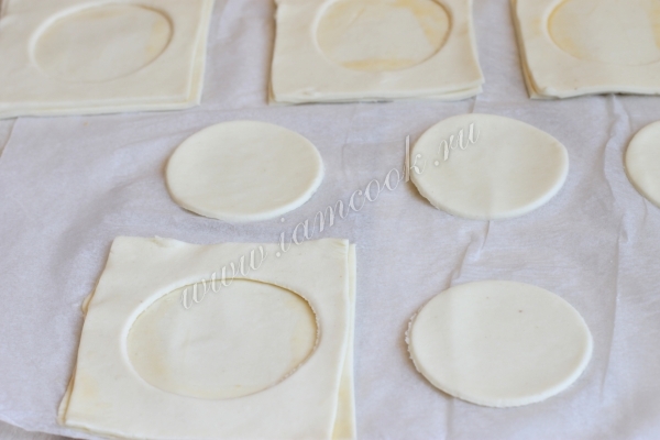 Вырезать кружки в тесте