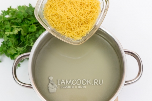 Бульон куриный и лапша