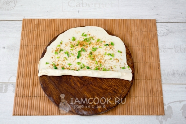 Скатать тесто в рулет