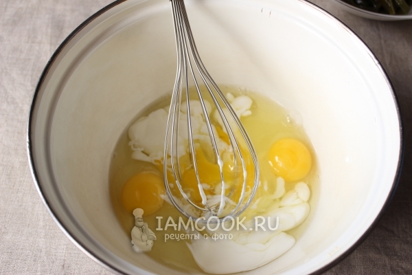 Соединить яйца, молоко и сметану