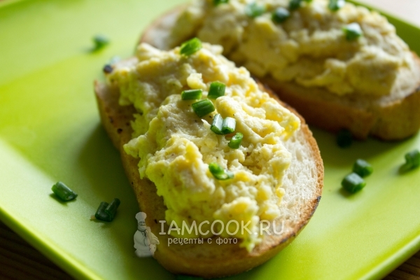 Рецепт бутербродов с яичницей-болтуньей