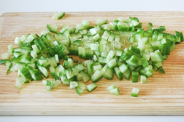 Мелко режем огурцы