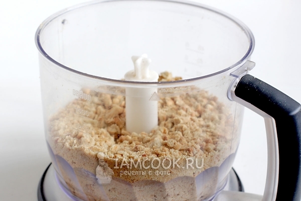 Измельчить печенье в блендере