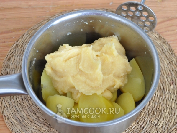 Положить гороховое пюре к картофелю