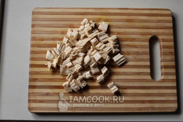 Нарезать соевую спаржу