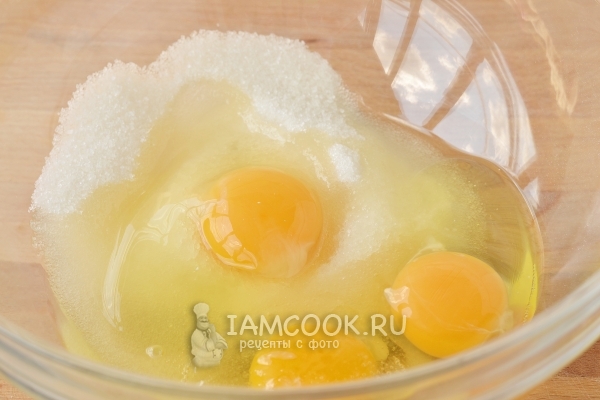 Смешать яйца с сахаром