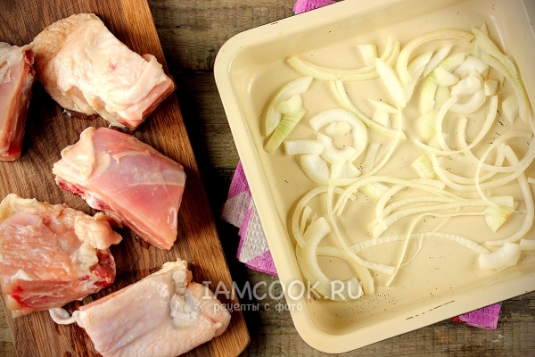 Порезать лук и курицу