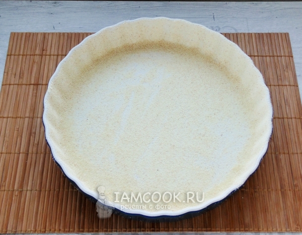 Присыпать форму манкой