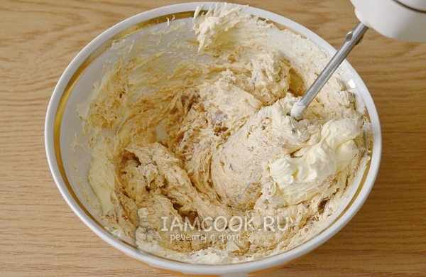 Взбить масло со сгущенкой