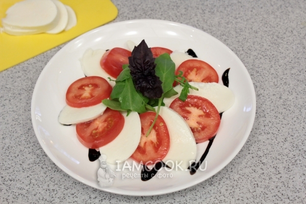 Положить листья салата и базилика