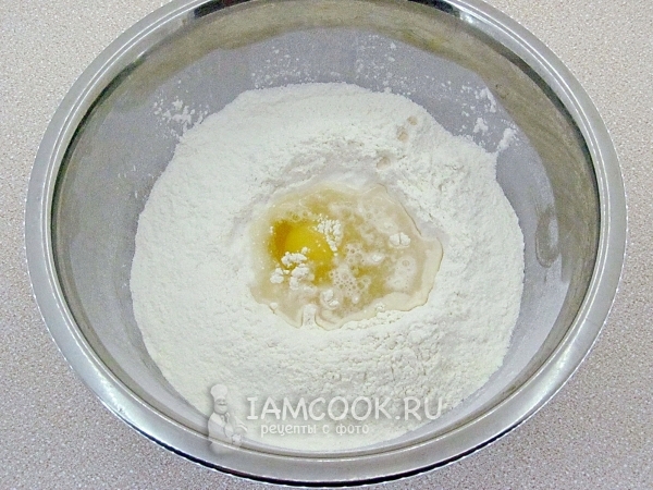 Соединить муку, яйцо и воду