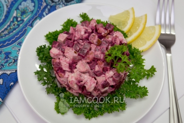 Фото салата с куриной грудкой и свеклой