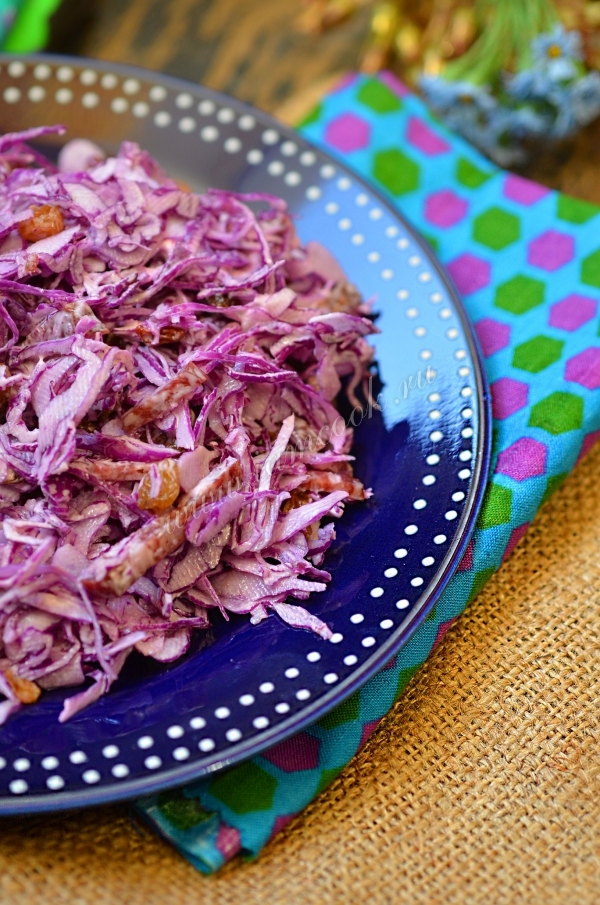 Рецепт салата из краснокочанной капусты с салями