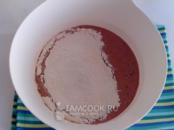 Насыпать муку