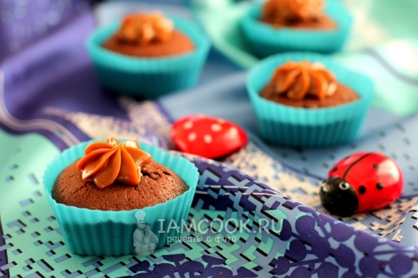 Рецепт шоколадных маффинов с карамелью