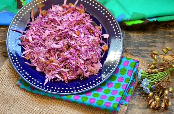 Фото салата из капусты с колбасой