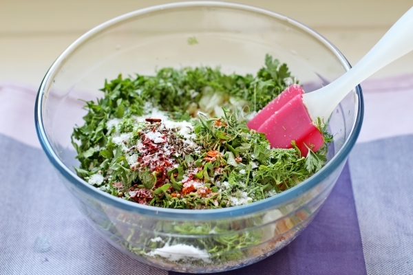 Добавить лук и чеснок