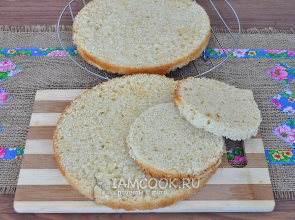 Разрезать бисквит на коржи